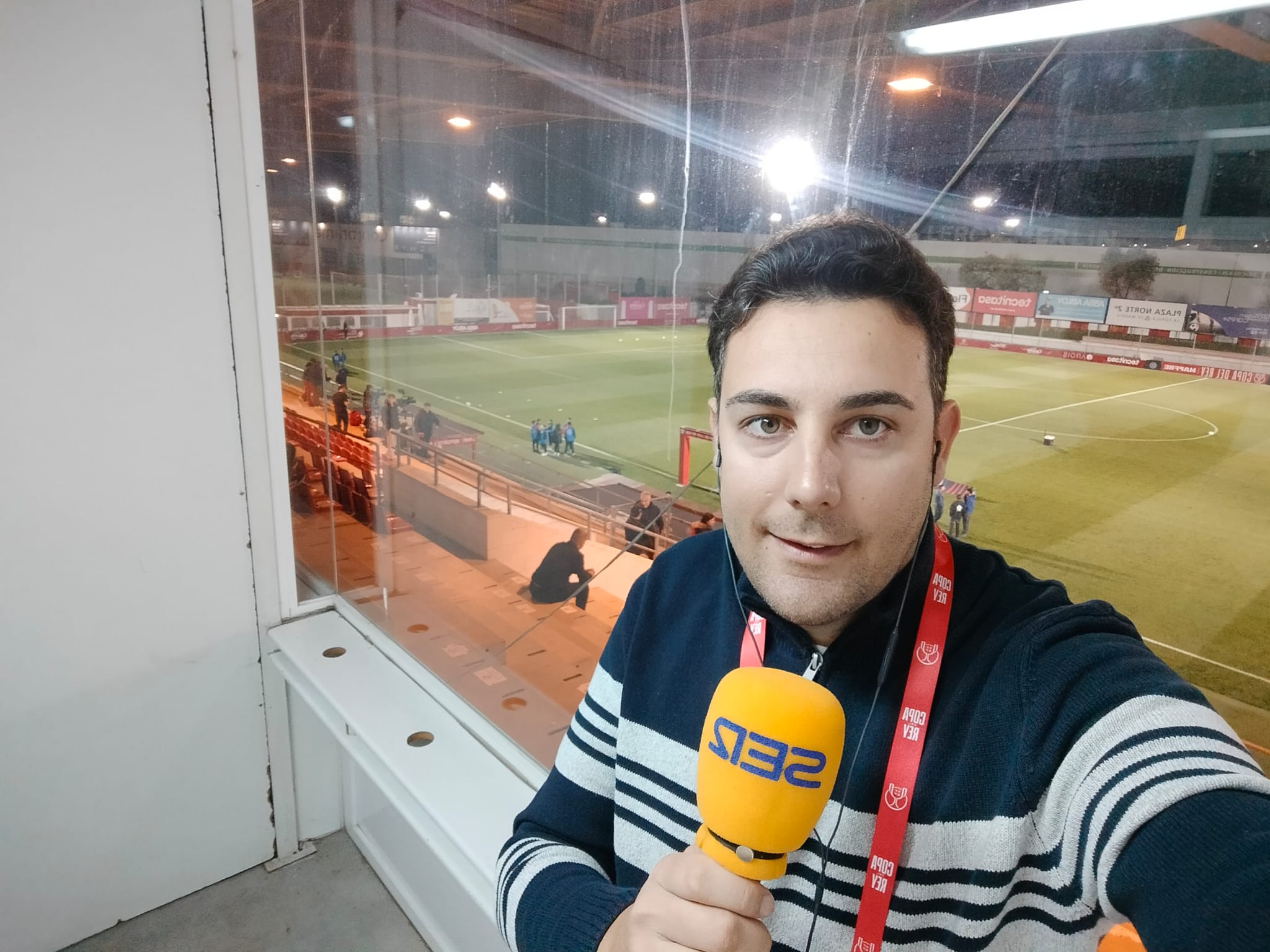 Carlos Miralles desde la cabina de la Cadena SER en el campo del San Sebastián de los Reyes.