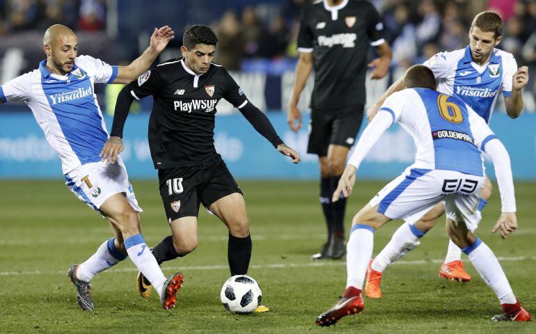 Ever Banega conduce el balón ante los jugadores del Leganés, durante el encuentro correspondiente a la ida de las semifinales de la Copa del Rey.