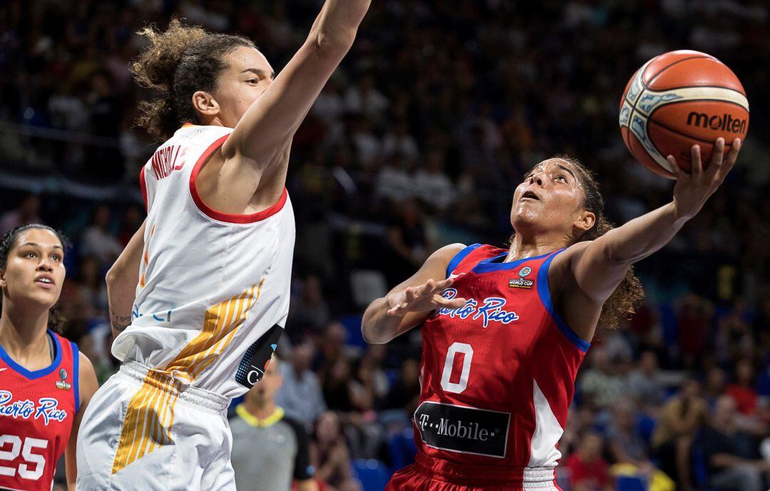 La base de la selección de Puerto Rico Jennifer O&#039;Neill (d) entra a canasta ante la oposición de Laura Nicholls, de España, durante el partido del grupo C de la Copa del Mundo de Baloncesto femenino FIBA 2018 que se disputa esta noche en el pabellón Santiago Martín de La Laguna, en Tenerife. 