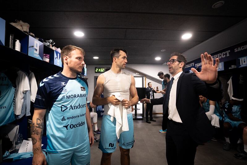 Dos dels jugadors més veterans de l&#039;equip, Nacho Llovet i Rafa Luz, reben les indicacions del segon a la banqueta Paco Vázquez