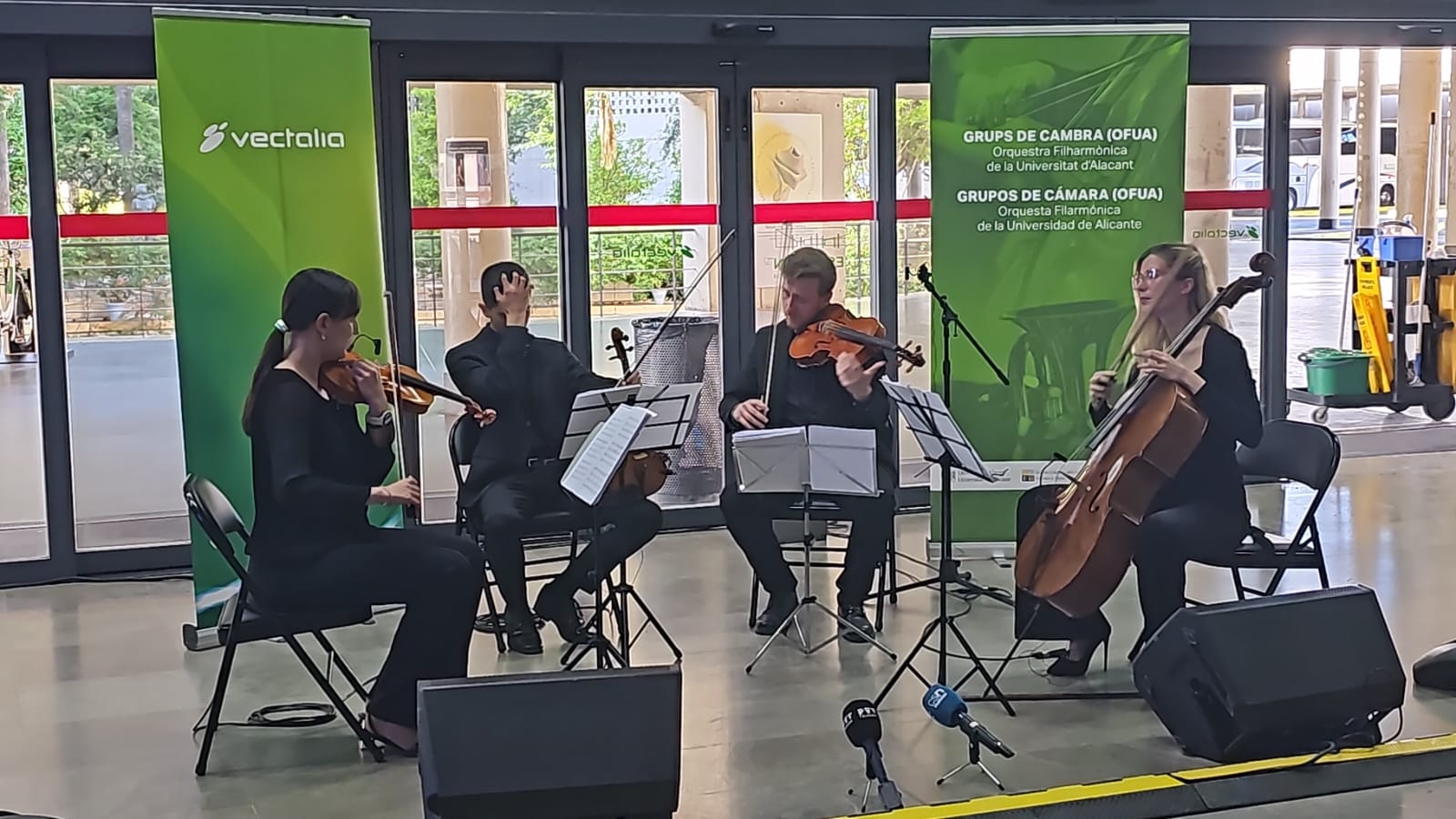 El cuarteto de cuerda Vibrato String Quartet UA, patrocinado por Vectalia, en la estación de autobuses de Córdoba.