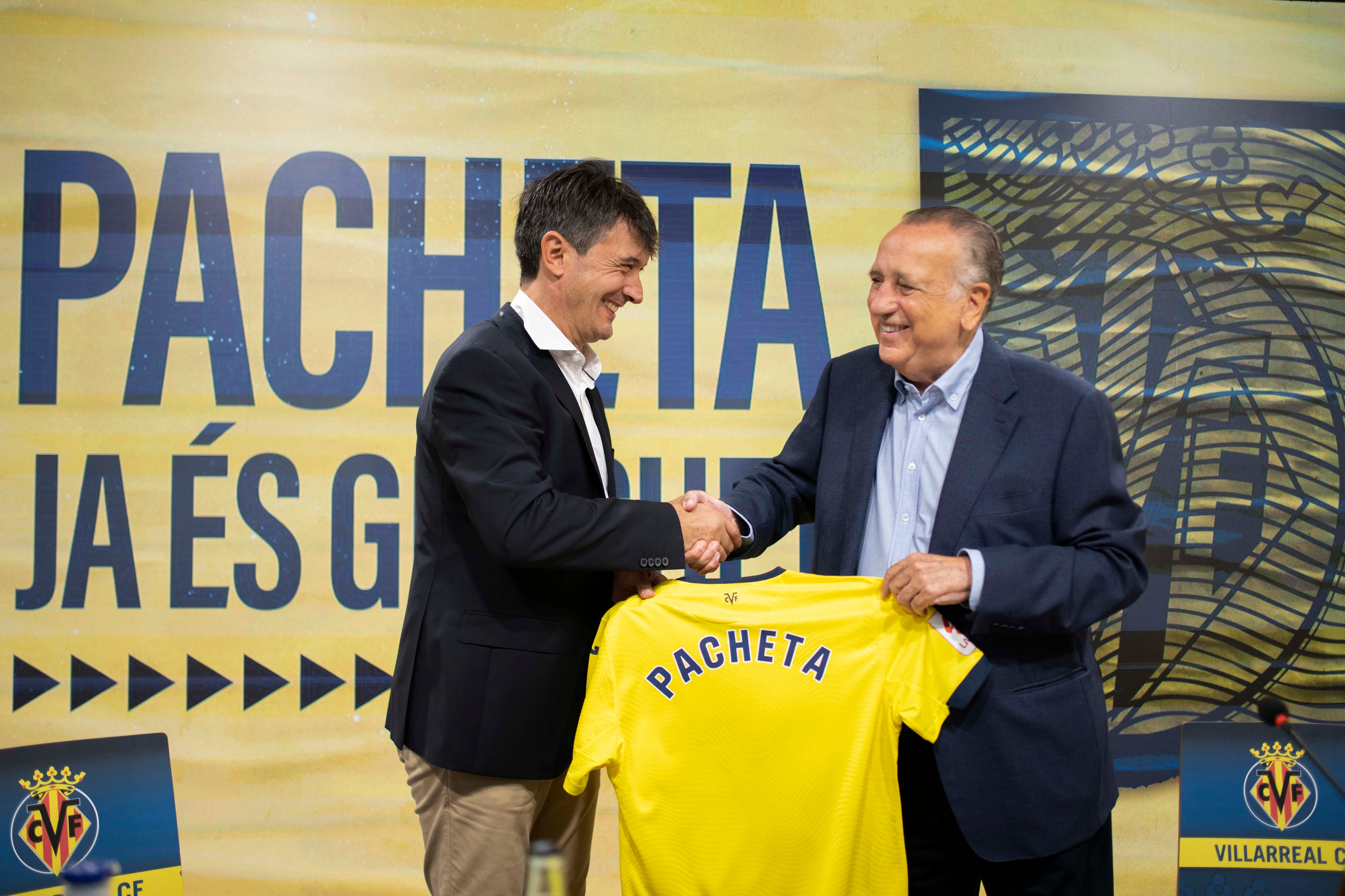 GRAFCVA5528. VILLARREAL (CASTELLON), 11/09/2023.-  El nuevo entrenador del Villarreal, José Rojo &#039;Pacheta&#039; junto al presidente del Club, Fernando Roig, tras su presentación hoy en la ciudad deportiva José Manuel Llaneza.EFE/ Andreu Esteban
