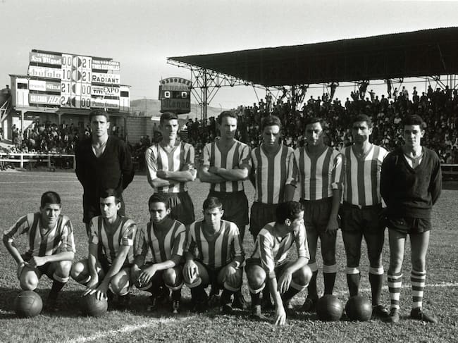 Equipo del Deportivo Alavés, y al fondo la segunda versión del simultaneo, instalado en la temporada 56-57