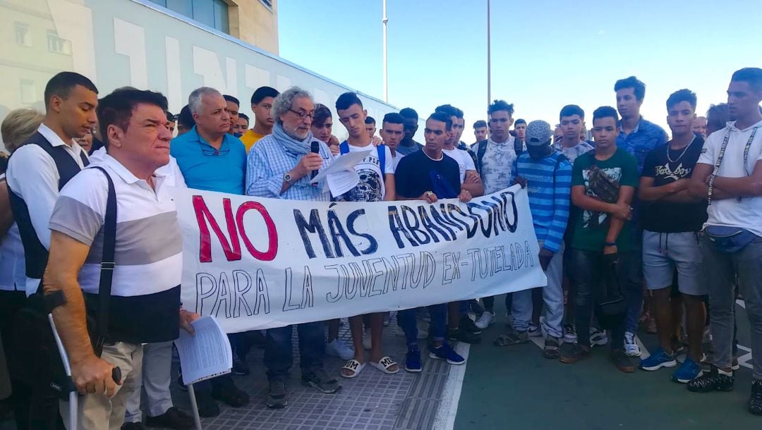 Los manifestantes, hoy, en la sede de la Junta