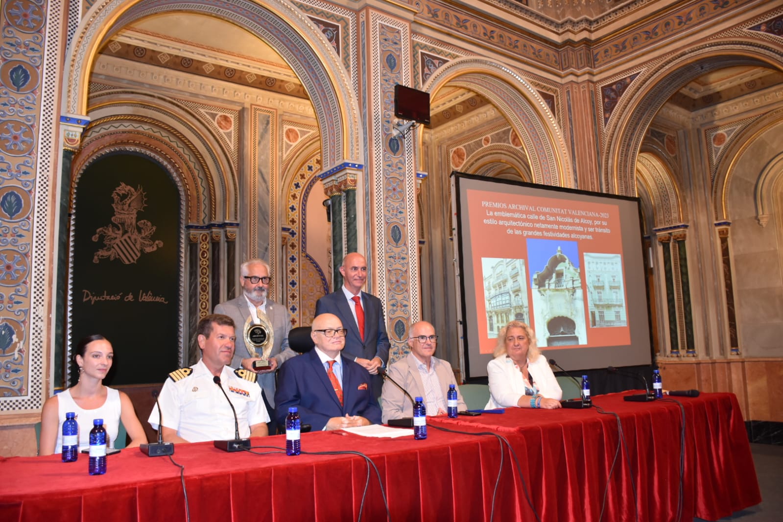 Ignacio Trelis con el premio concedido a Sant Nicolau por Archival