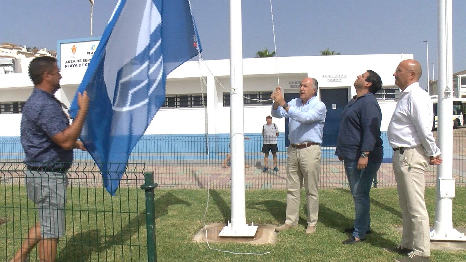 Izado de la bandera azul en la playa de Getares