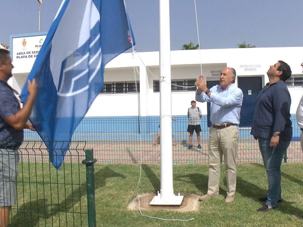 La Bandera Azul ondea por decimotercera ocasión en la playa de Getares