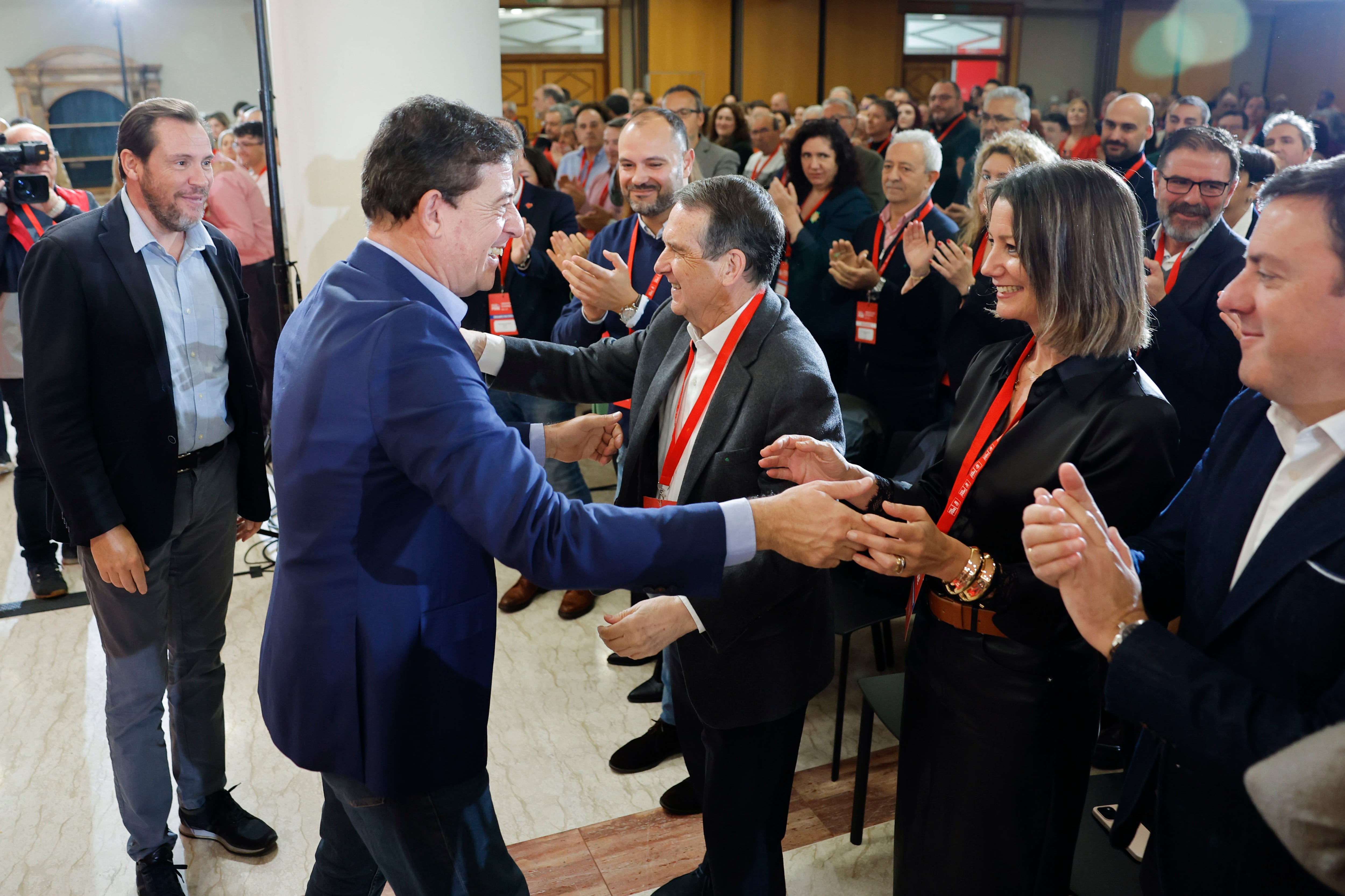 SANTIAGO DE COMPOSTELA, 28/04/2024.- El ministro de Transportes, Óscar Puente (i), y el secretario general del PSdeG, José Ramón Gómez Besteiro (2i), en la inauguración del Congreso Nacional Extraordinario del PSdeG-PSOE, hoy en Santiago de Compostela. EFE/Lavandeira jr.