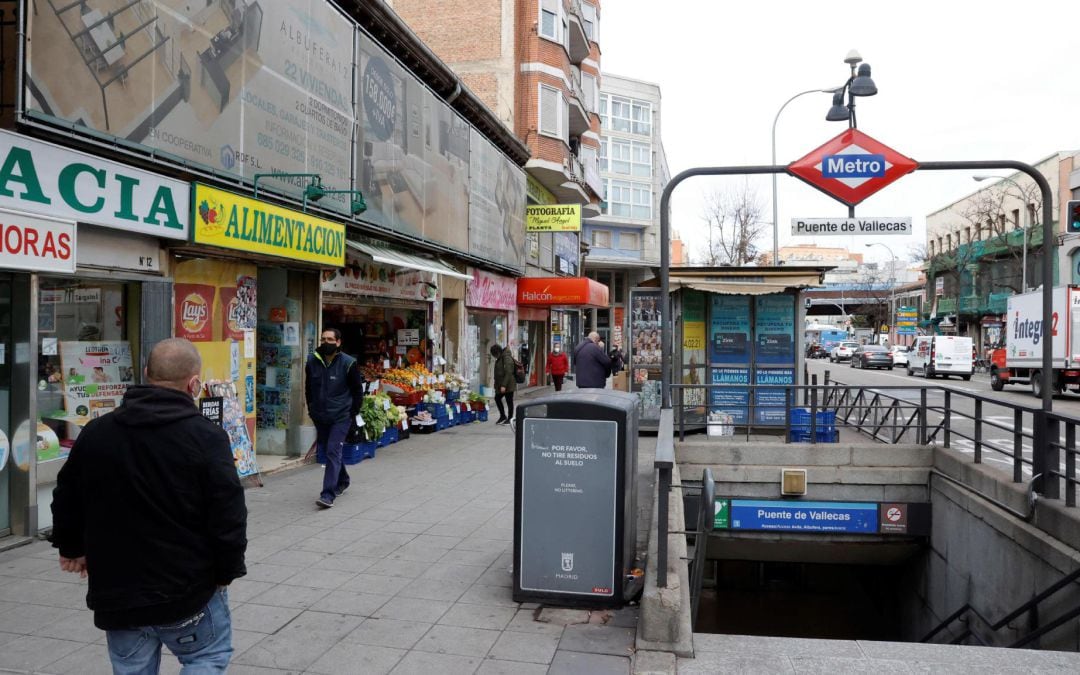 Vista de la boca del metro de Puente de Vallecas en la zona básica del Pozo del Tío Raimundo.