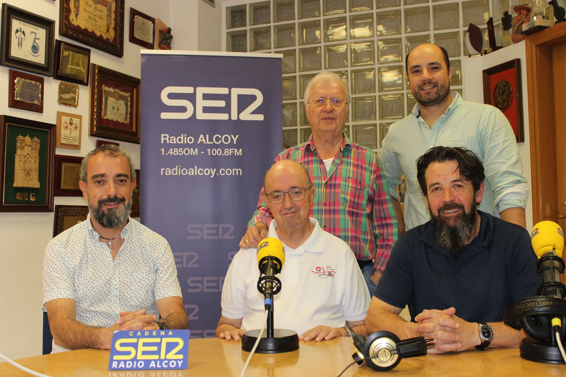 Sentados Miquel Jordá, Alfonso Caerols y Jesús Mullor, de pie Paco Aznar y Omar Castañer, en el estudio central de Radio Alcoy