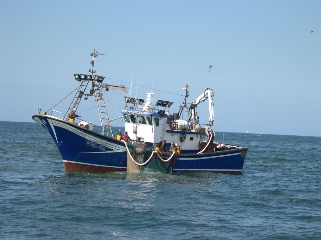 Barco pesquero en una imagen de archivo