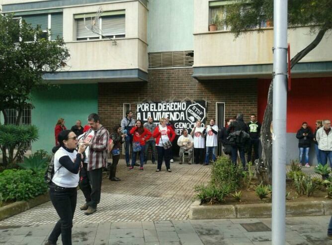 Miembros de la Plataforma de Afectados por la Hipoteca evitando un nuevo desahucio