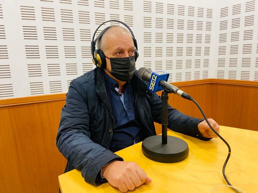 Isidro, padre de Paco Molina, en los estudios de Radio Córdoba - Cadena SER