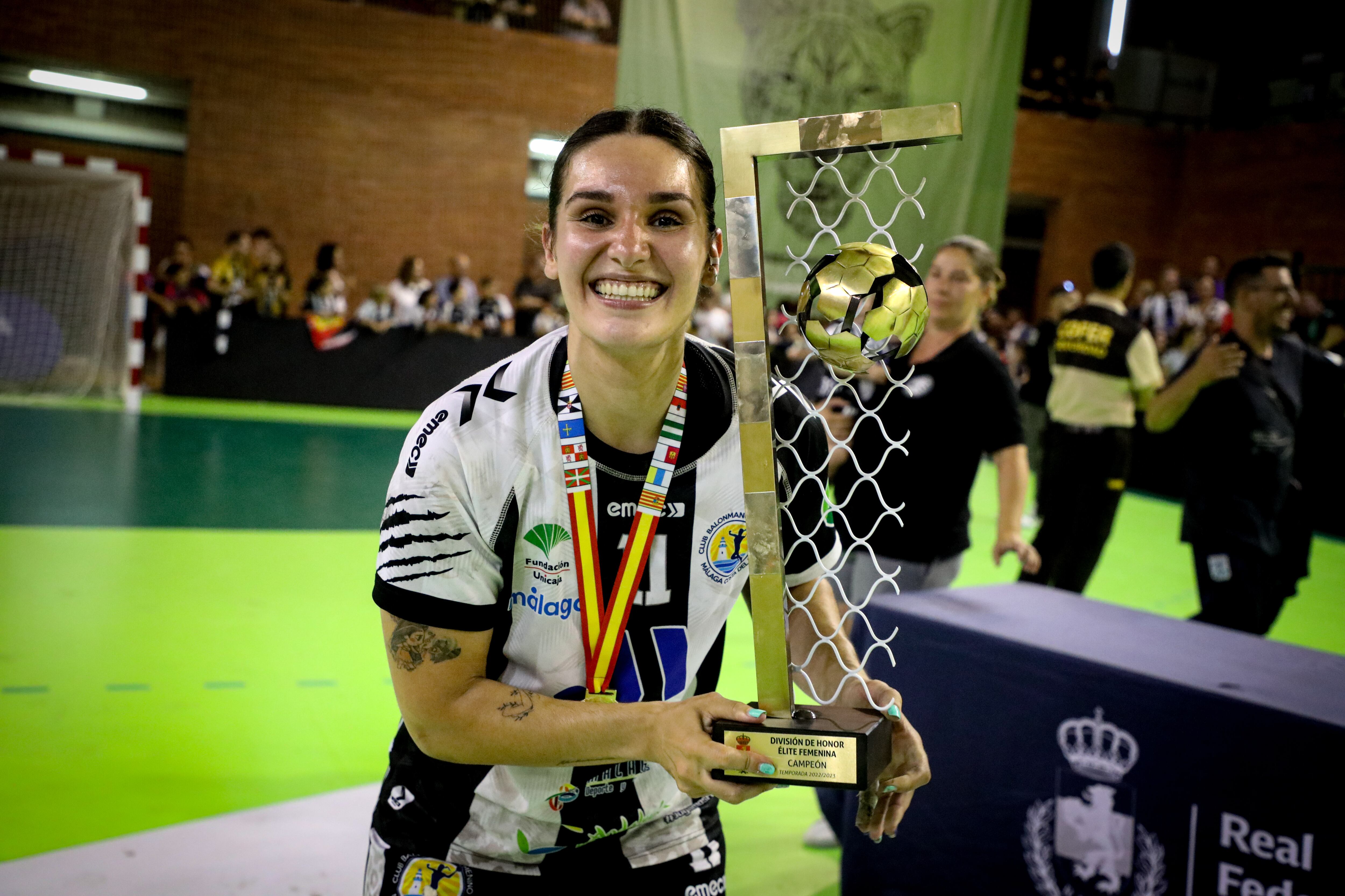 Sara Bravo posa con la copa de campeonas de liga
