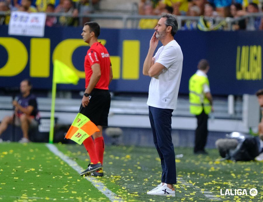 Vicente Moreno atento en la banda y no solo a lo que hacía su equipo.