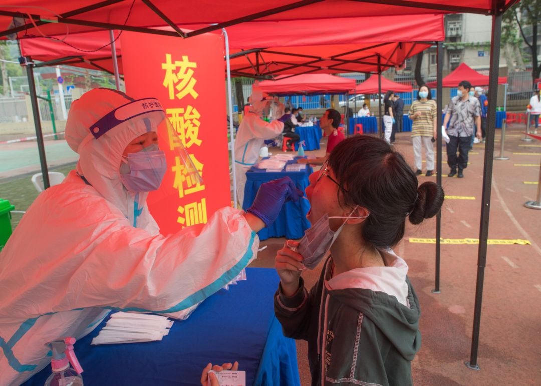 Realización del test de COVID-19 en Wuhan.