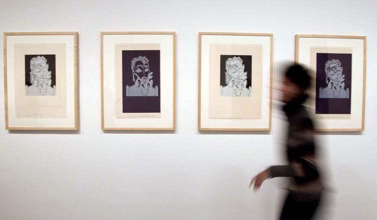 GRA243. BARCELONA, 22/10/2015.- Una mujer, ante diferentes versiones de &quot;Retrato de hombre con gorguera. Variación inspirada en El Greco&quot; (1962) de Pablo Picasso, que se puede ver en la exposición &quot;La pasión grequiana de Picasso&quot;, en Barcelona, donde se muestran una treintena de piezas del pintor malagueño que evidencian su admiración por Doménikos Theotokópoulos expuestas junto al óleo &quot;Caballero anciano&quot; del artista cretense. EFE/Marta Pérez