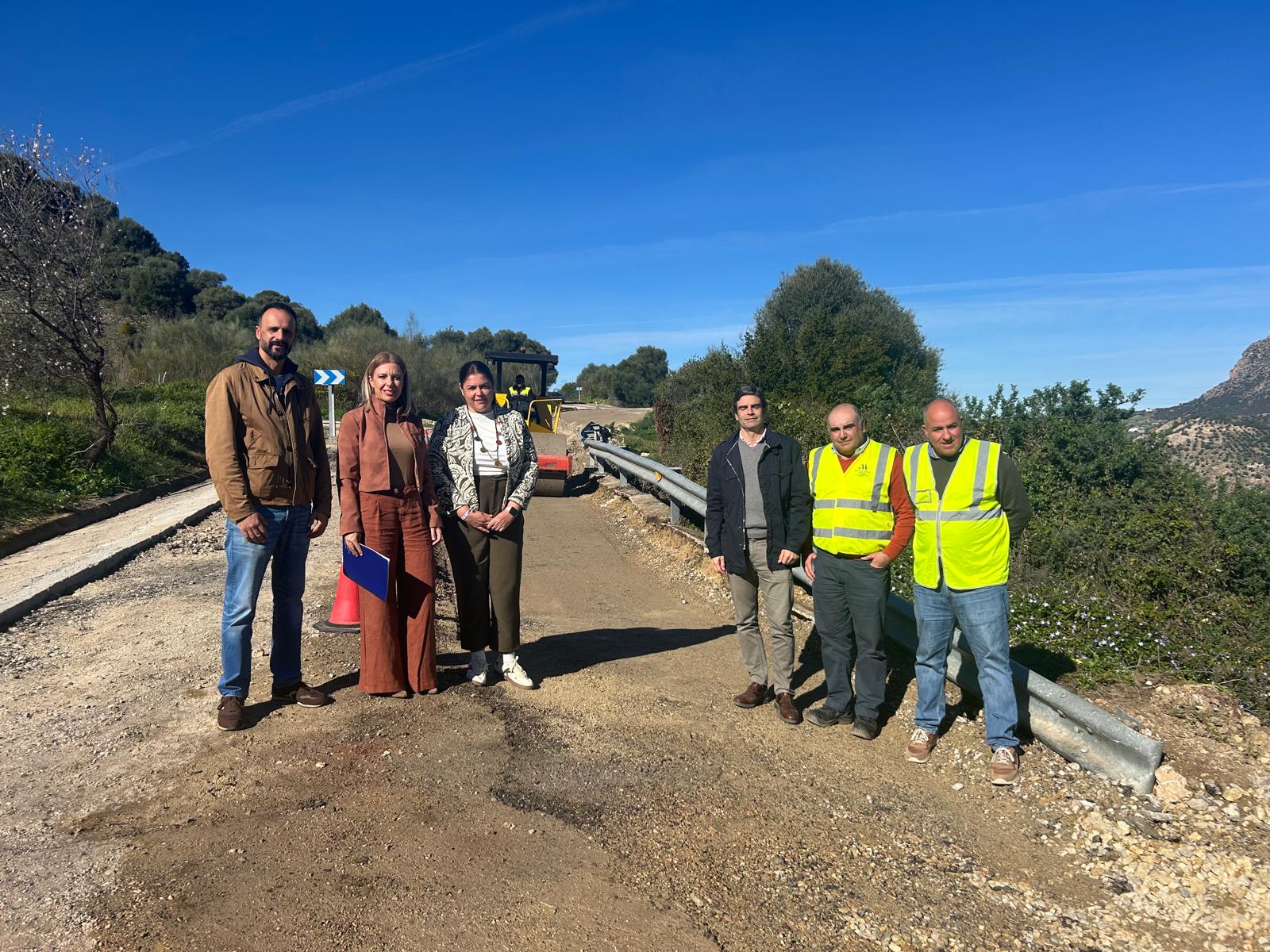 La diputada de Fomento e Infraestructuras, Nieves Atencia, ha visitado las obras que se llevan a cabo junto al alcalde de Montejaque, Diego Sánchez, y la alcaldesa de Montecorto, Lidia Escalante