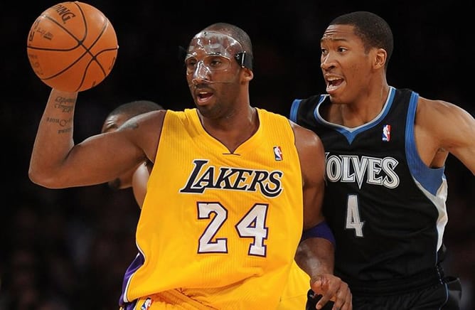 Kobe Bryant, en acción contra Wes Johnson, de los Timberwolves de Minnesota, durante el partido de baloncesto de la NBA disputado en el Staples Center de Los Ángeles (California)