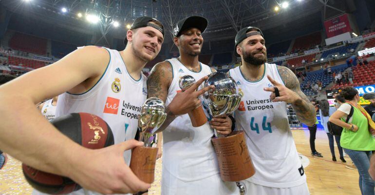 Luka Doncic, tras ganar el título de ACB, junto a Trey Thompkins y Jeffery Taylor