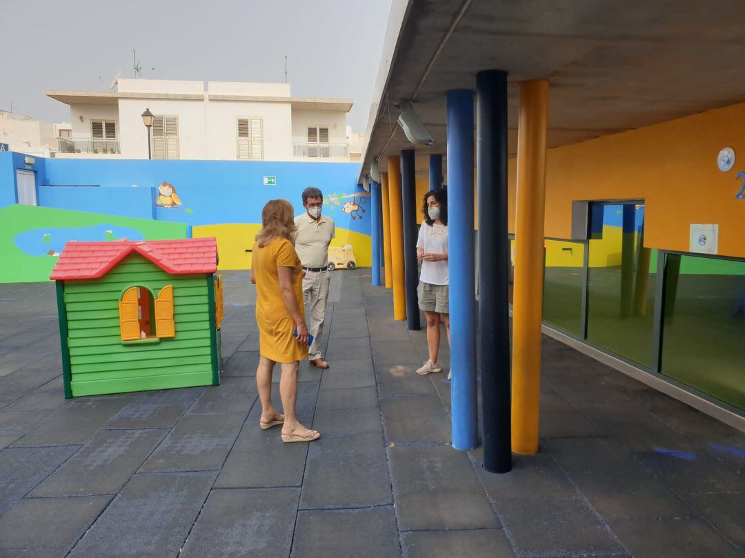 La concejal de Educación, Rosario González, visitando las instalaciones de la Escuela Infantil Municipal.