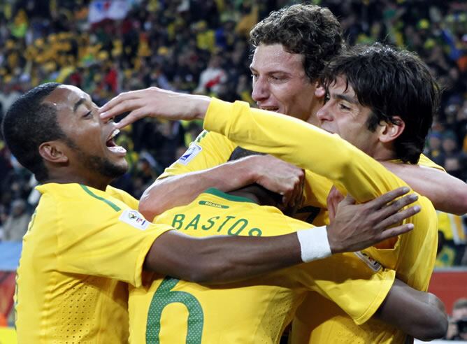 Los brasileños celebran el gol de Elano