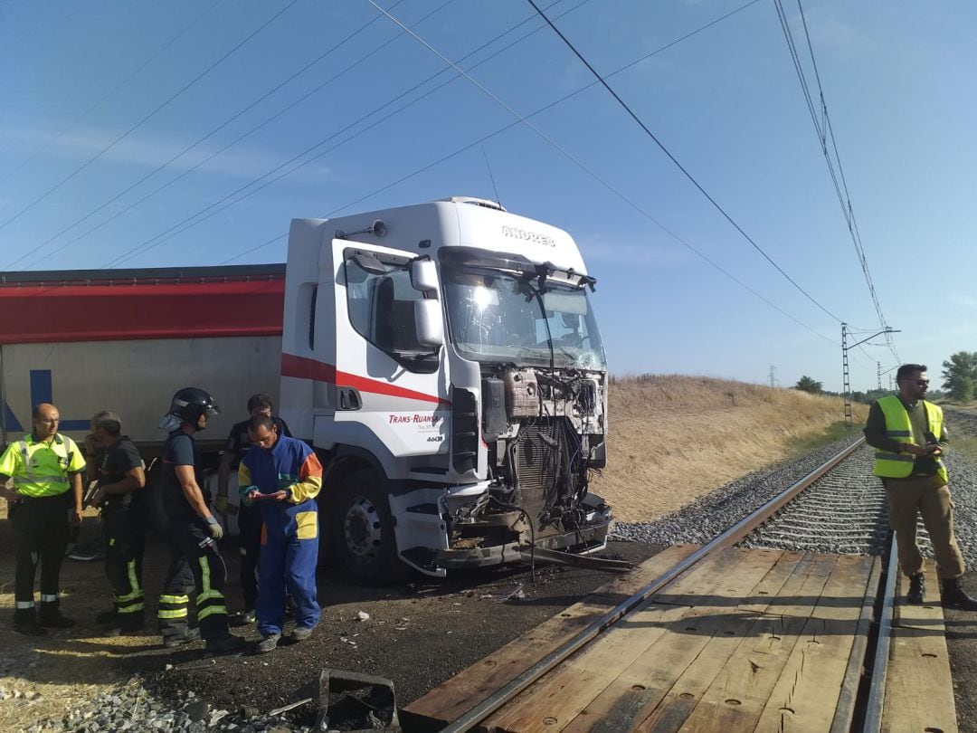 Estado en el que ha quedado el camión en el accidente ocurrido en Husillos (Palencia