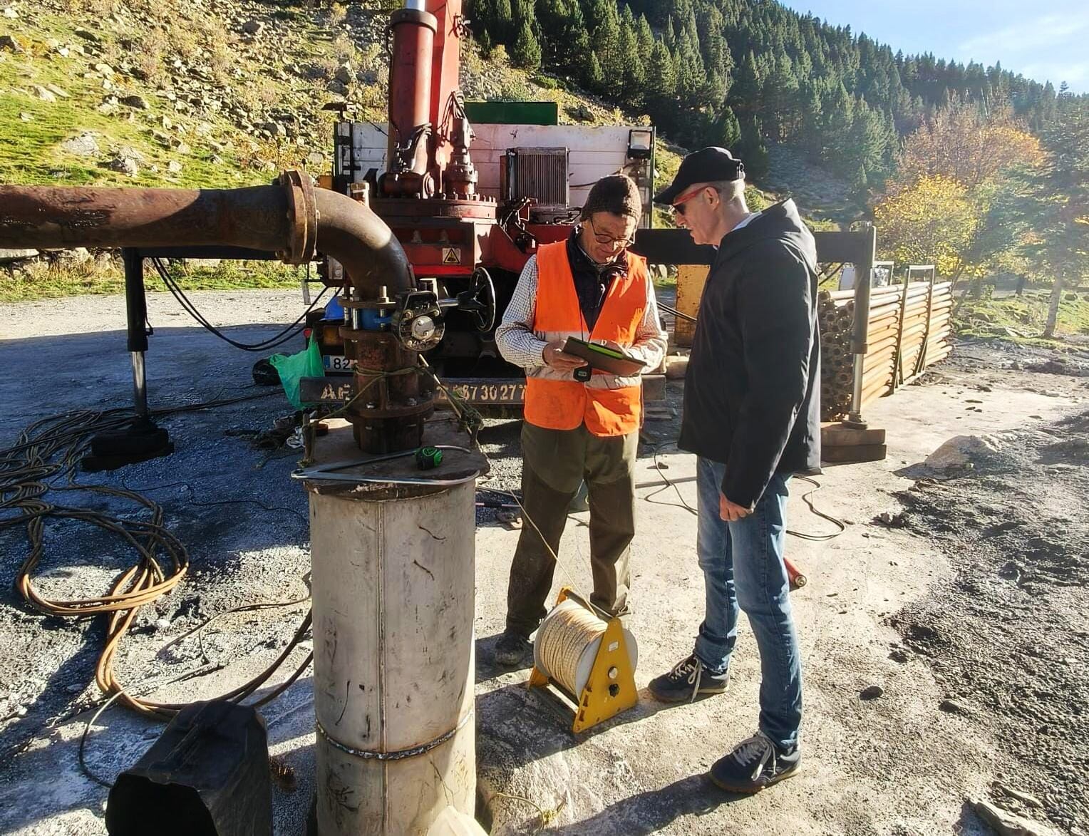 El alcalde de Benasque, Manuel Mora, presencia los trabajos de prospección en el balneario. Foto: DPH