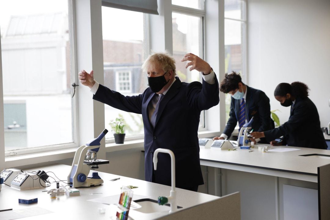 El primer ministro Boris Johnson, durante la visita a un centro educativo tecnológico. 