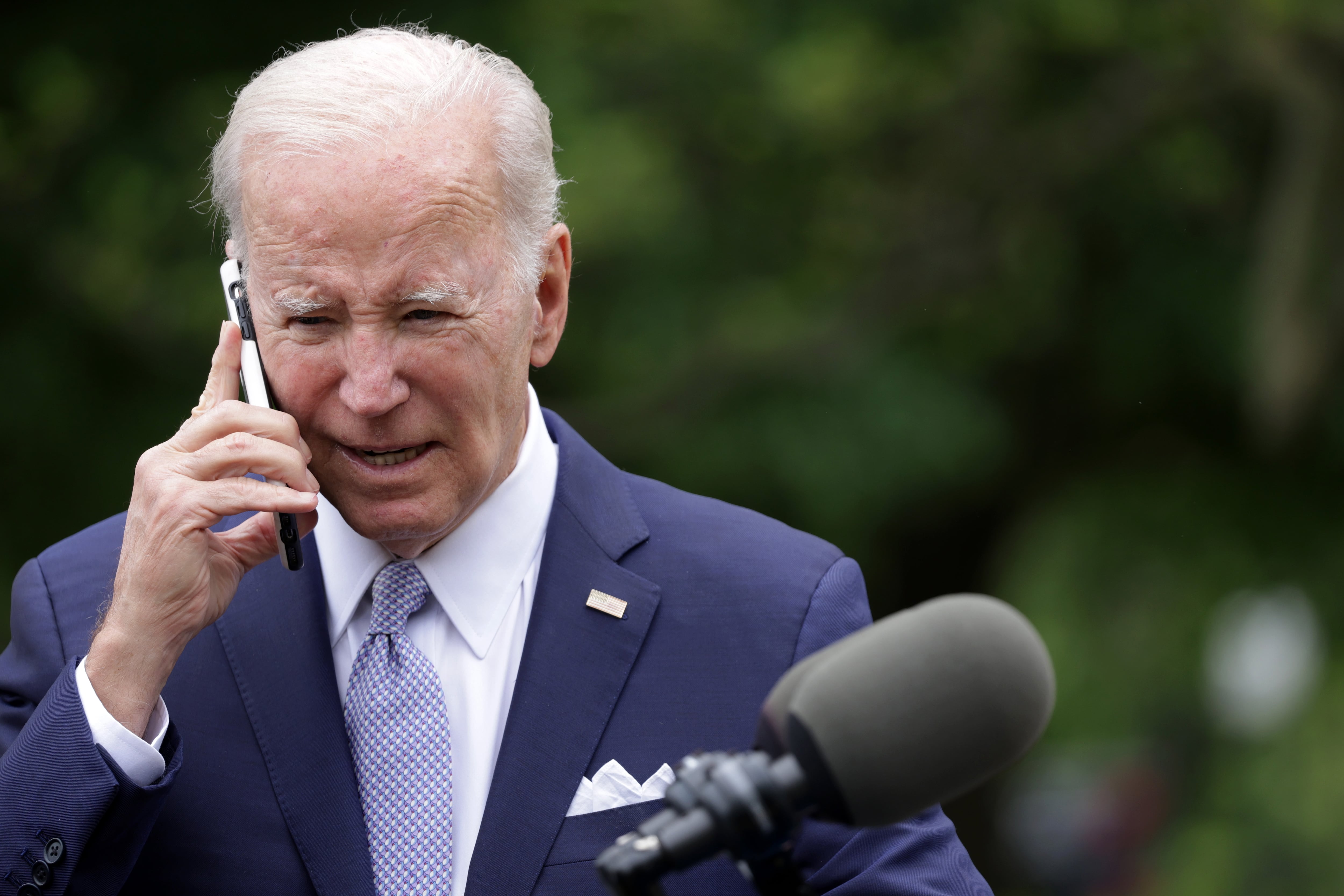 Biden habla por teléfono, en una imagen de archivo. (Photo by Alex Wong/Getty Images)