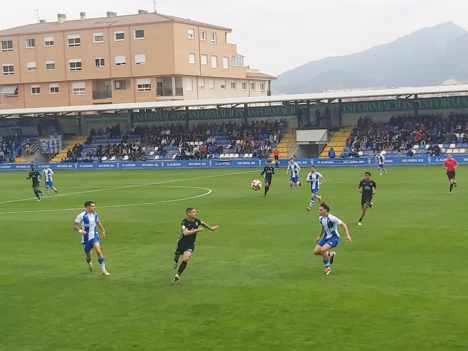 Jugada de ataque del Atlético Baleares ante la atenta mirada de dos jugadores blanquiazules en El Collao