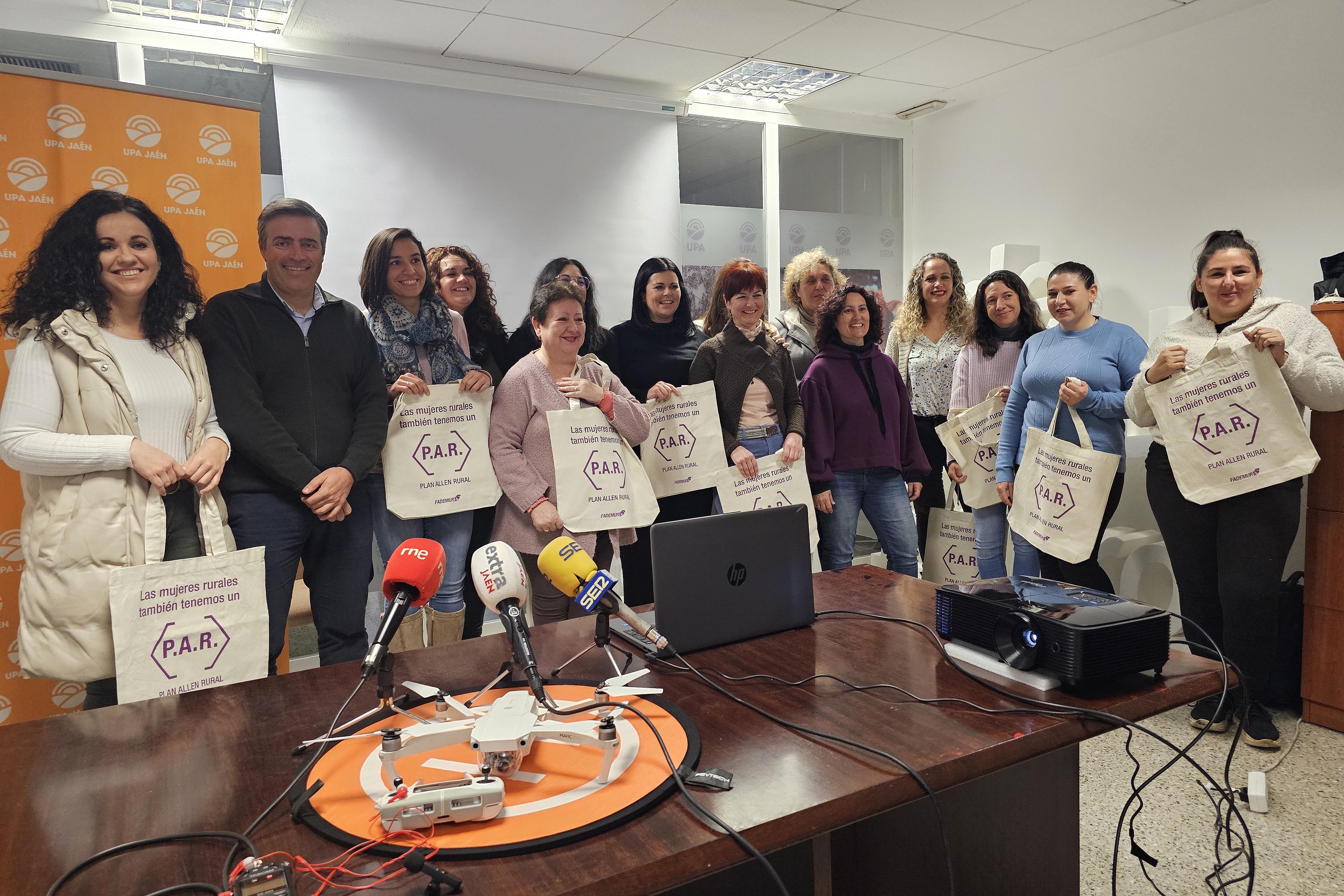 El secretario provincial y regional de UPA, Cristóbal Cano, y la presidenta de Fademur, María Inés Casado (segunda a su izquierda), junto a las alumnas del curso de pilotaje de drones.