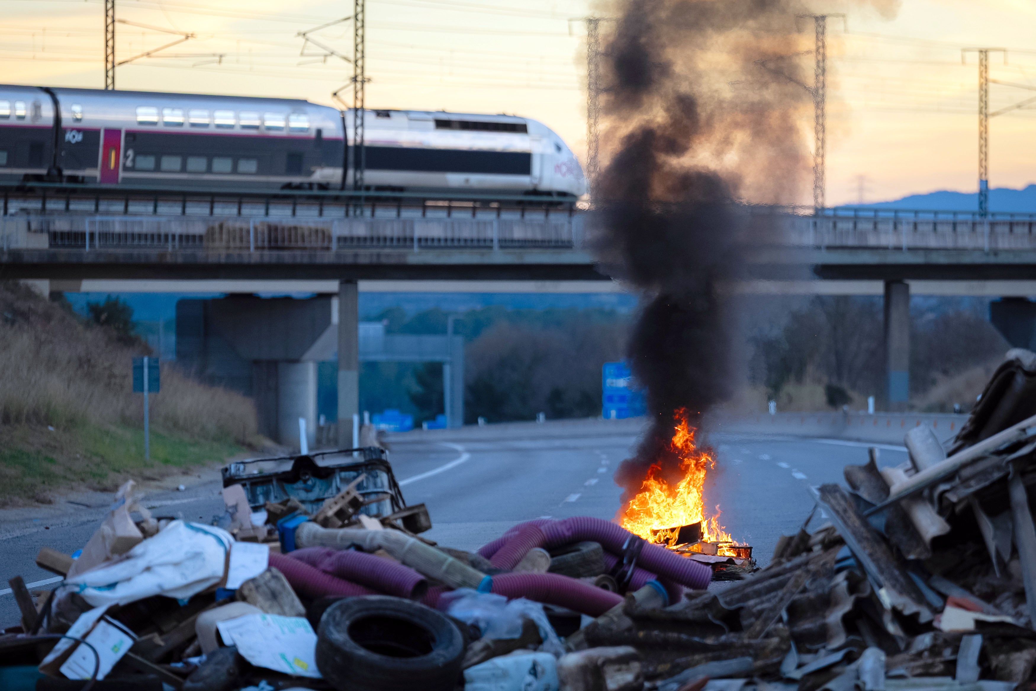 Agricultores catalanes han cortado este jueves la autopista AP-7 en Girona (en la imagen), entre otras carreteras de la comunidad, y han bloqueado el acceso al Puerto de Tarragona en protesta por el inminente acuerdo comercial entre la Unión Europea y Mercosur.