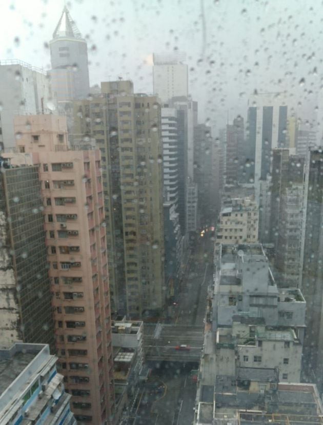 Vista desde uno de los hoteles de Hong Kong donde los joyeros cordobeses se han parapetado del tifón.