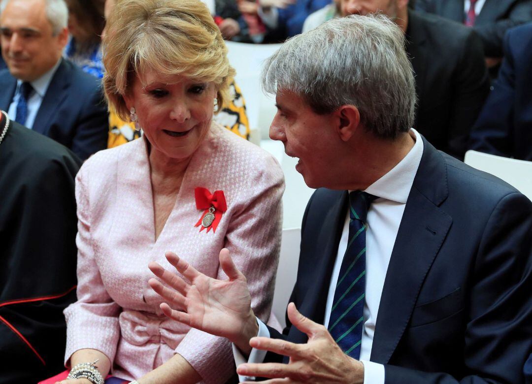 El expresidente de la Comunidad de Madrid, Ángel Garrido (d), conversa con Esperanza Aguirre, durante los actos conmemorativos de la festividad del Dos de Mayo, Día de la Comunidad de Madrid, este jueves en la Real Casa de Correos de la capital.