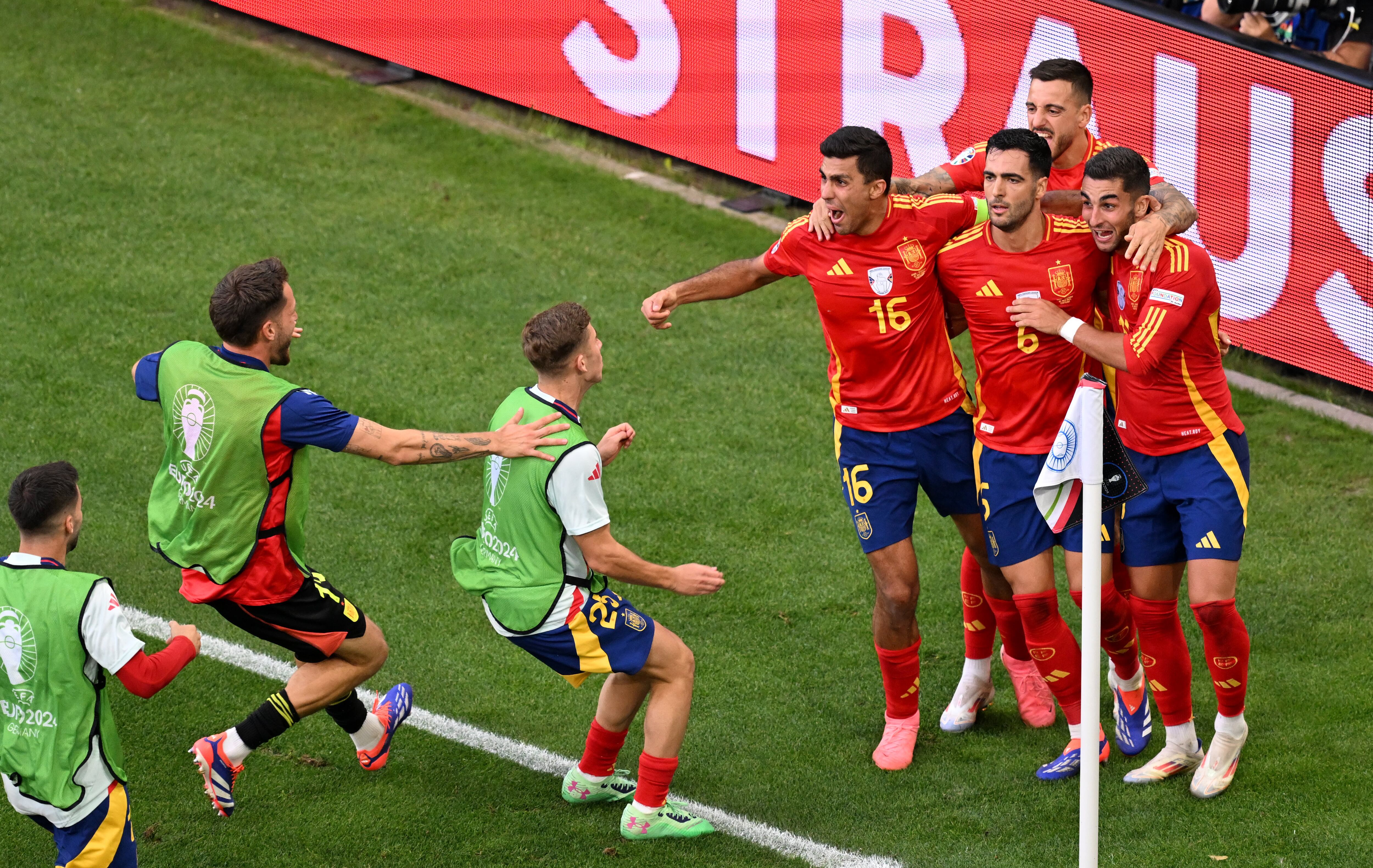 España celebra el gol de Mikel Merino durante la segunda parte de la prórroga que le daba la victoria frente a Alemania