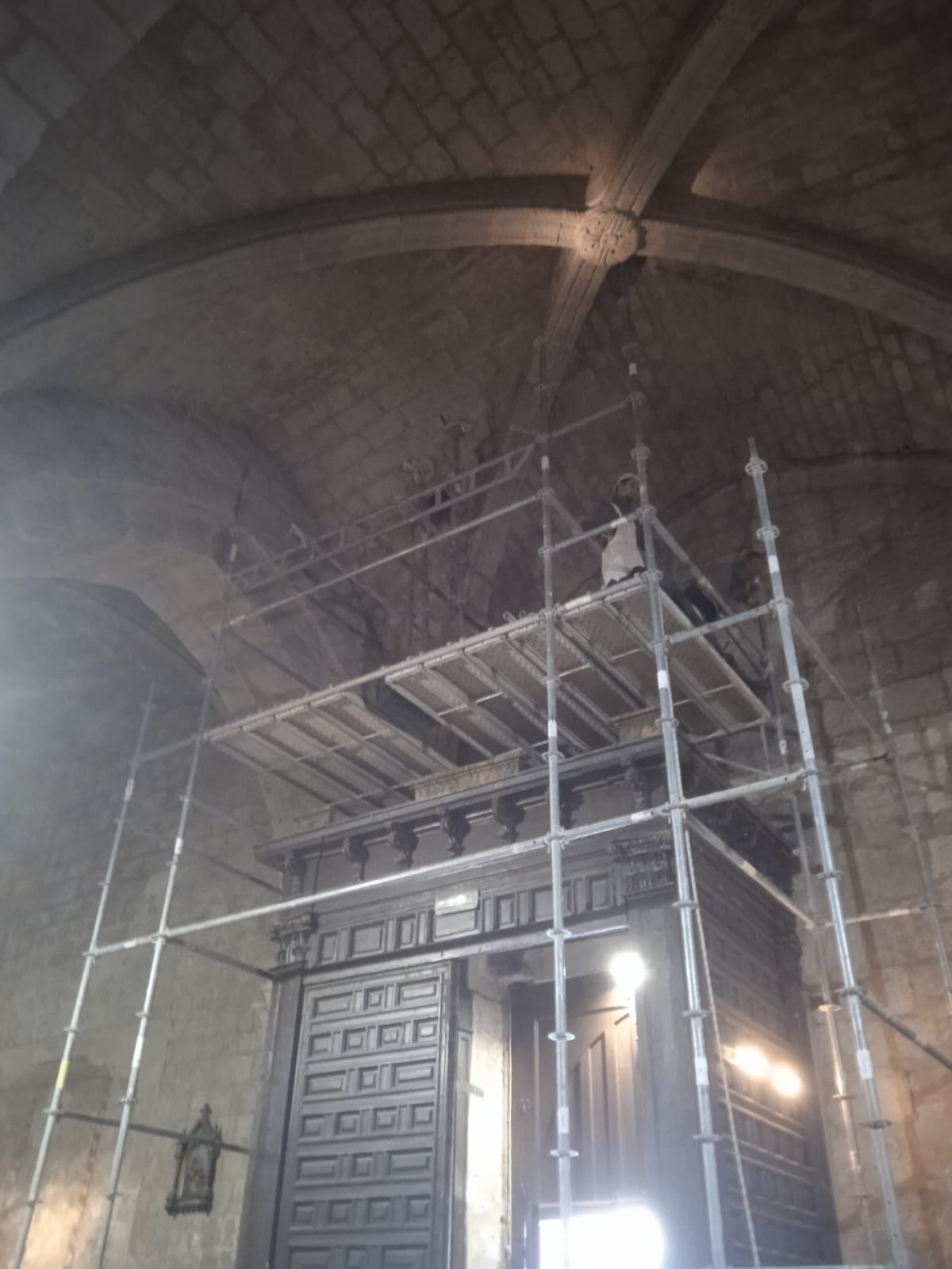 Interior de la Iglesia de San Miguel donde se ha producido el desprendimiento