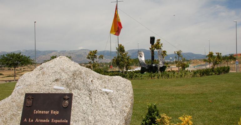 Rotonda y Monumento a la Armada Española, ubicada en la Avenida de Adolfo Suárez en Colmenar Viejo