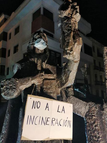 Estatua del Templario en la plaza en la Encina