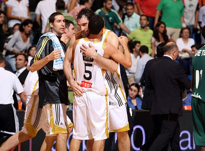 Prigioni y Garbajosa se abrazan durante un partido del Real Madrid