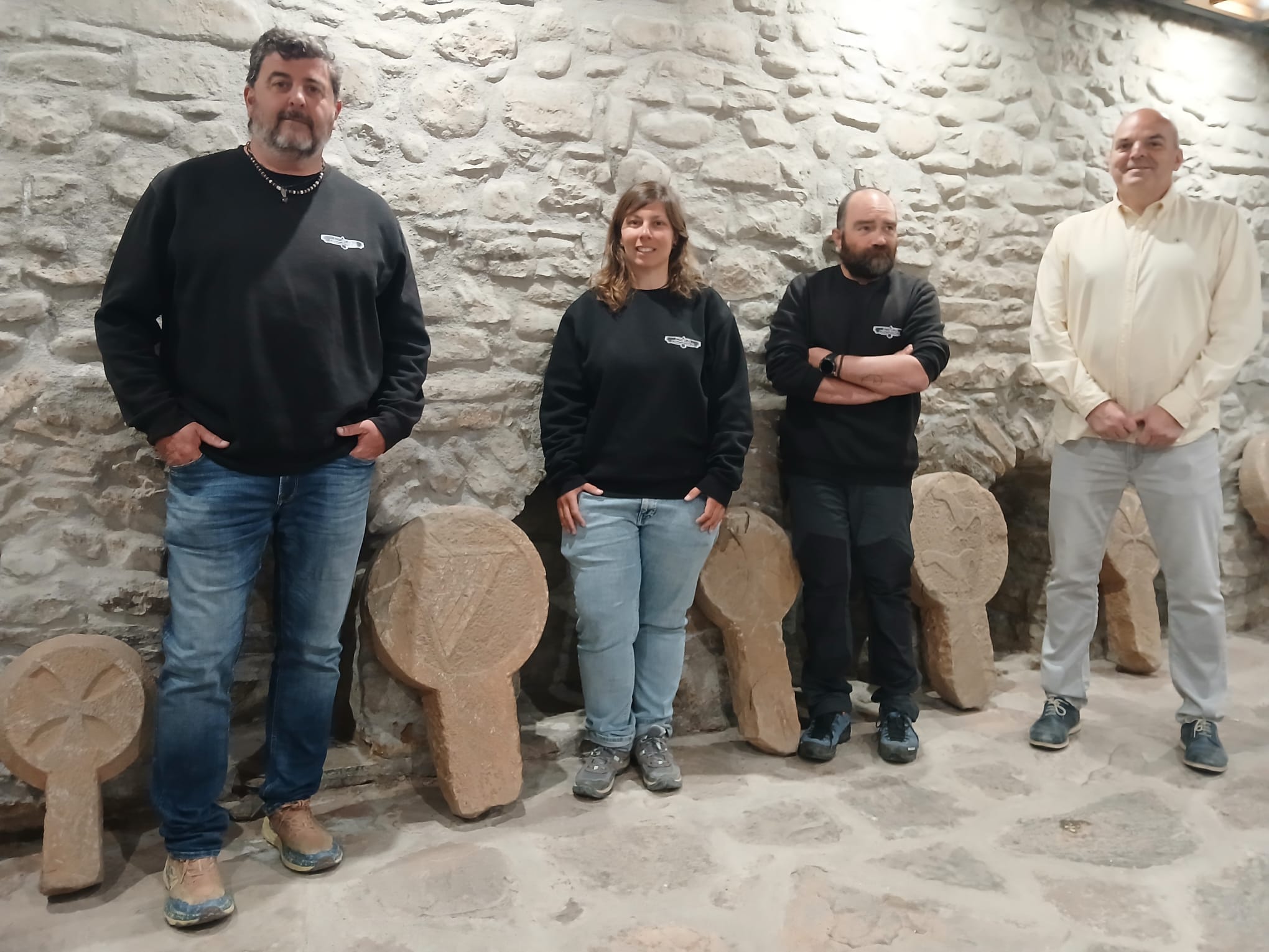 Los guías medio ambientales Pablo Vallés, Irene Marina y José Miguel Navarro presentan una nueva edición de "Jaca al Natural" junto al concejal Sergio Cajal. Las estelas funerarias que se exponen en el Ayuntamiento de Jaca son un ejemplo de patrimonio menos conocido en Jaca