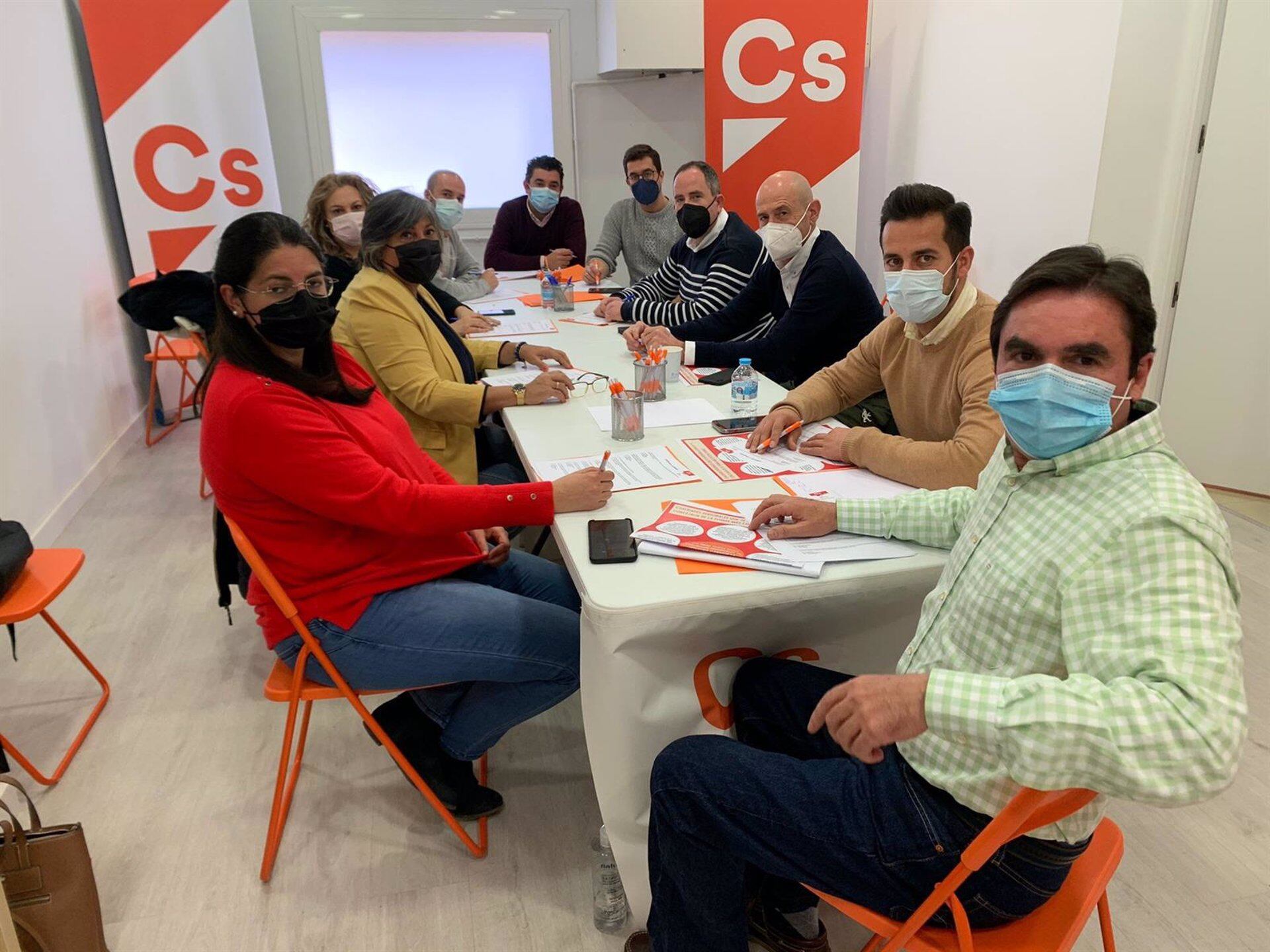 El coordinador provincial de Ciudadanos en Jaén, Miguel Moreno (el primero por la derecha), junto a coordinadores municipales del partido durante una reunión de formación