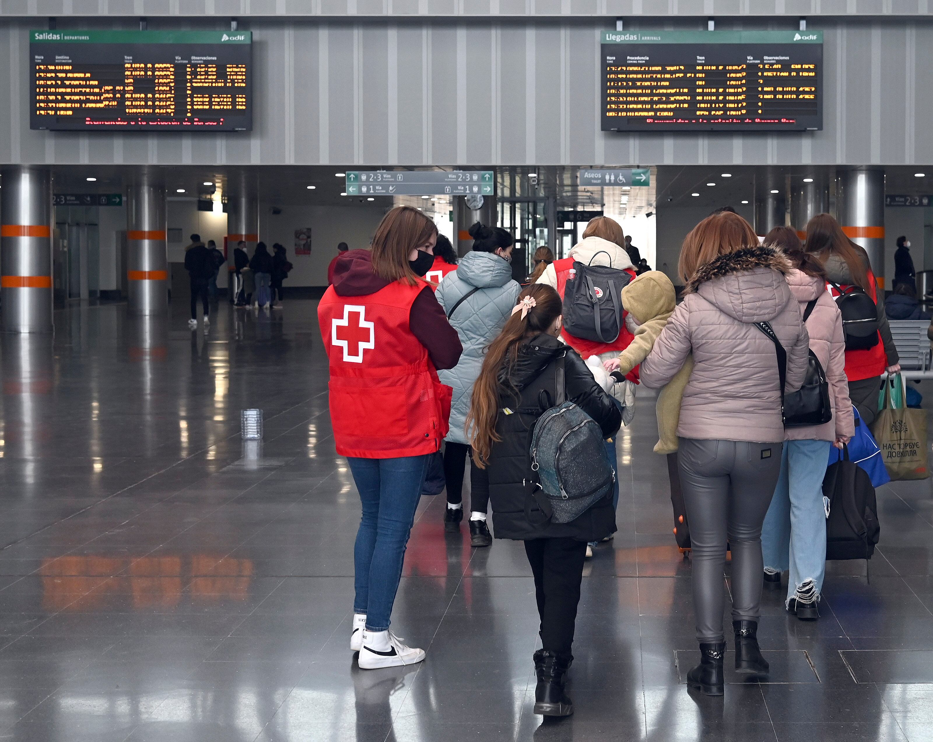 Cruz Roja atiende a los recién llegados de Ucrania en la estación de trenes de Burgos