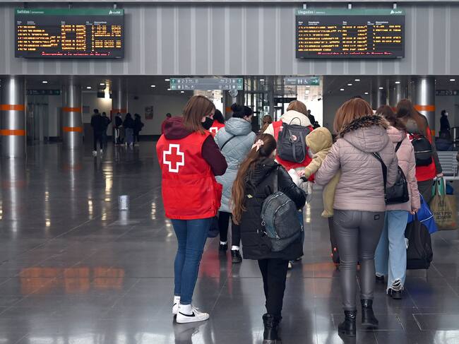 Cruz Roja atiende a los recién llegados de Ucrania en la estación de trenes de Burgos