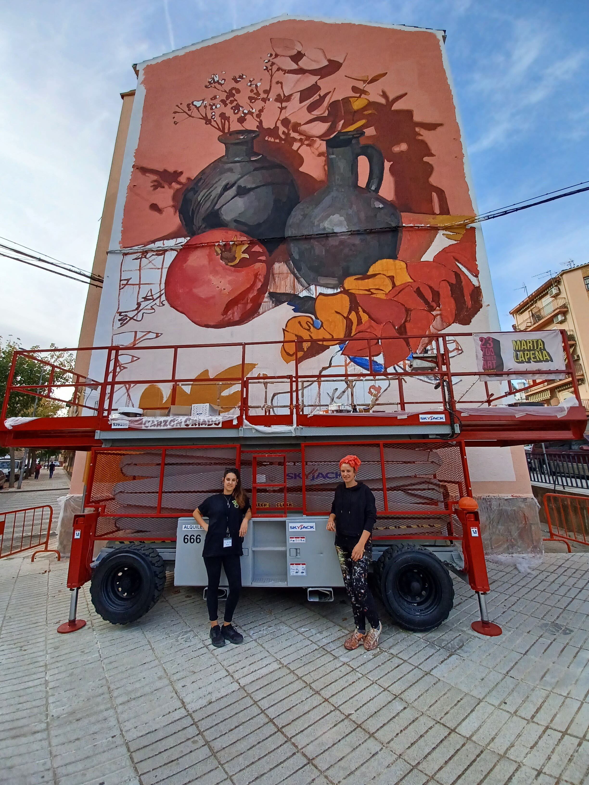 Mural que realiza Marta La Peña en Linares.
