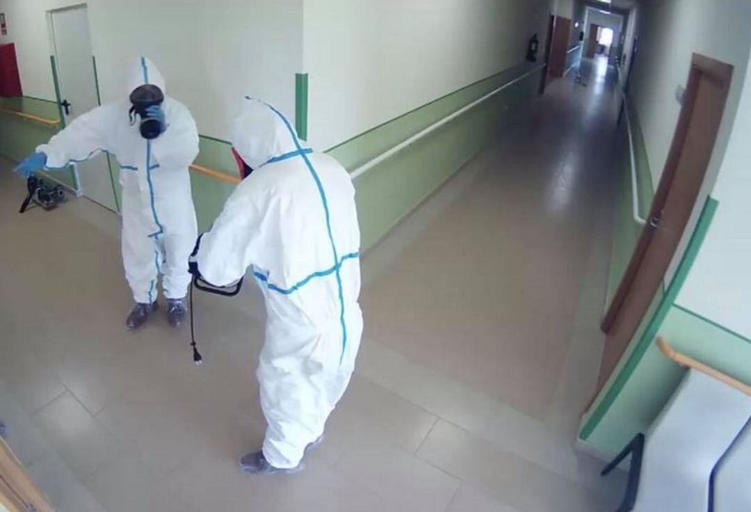 Operarios desinfectan las instalaciones