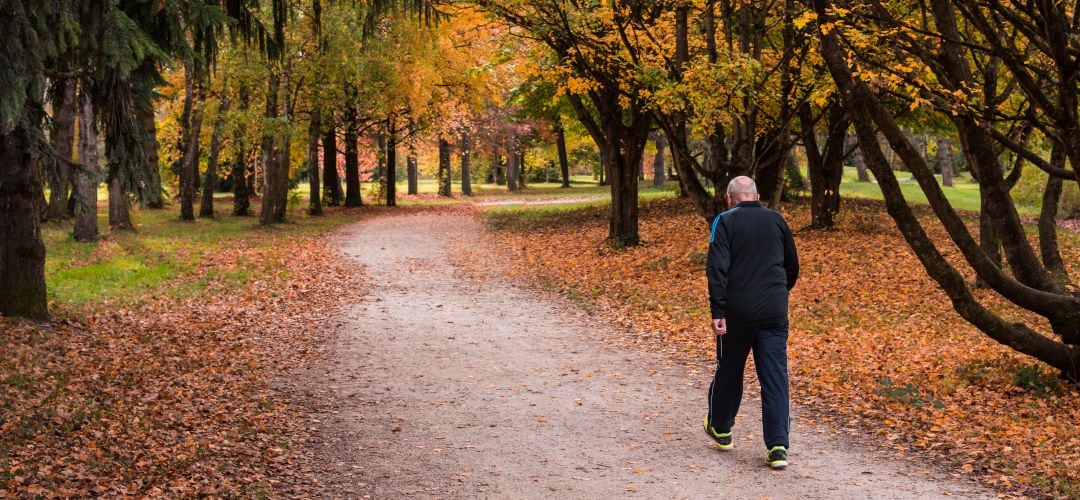 El ejercicio físico puede ser moderado, como caminar a buen ritmo.