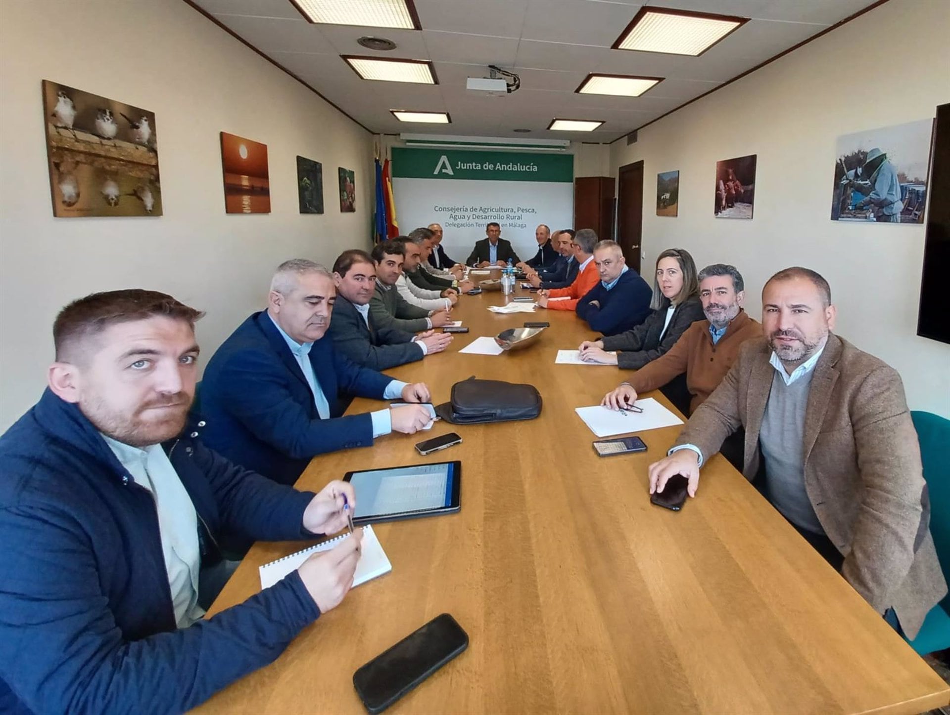 Imagen de la reunión mantenida con los representantes de las empresas adjudicatarias de estas obras de emergencia
   MÁLAGA, 12 (EUROPA PRESS) 

   El delegado territorial de Agricultura, Pesca, Agua y Desarrollo Rural en Málaga, Fernando Fernández Tapia-Ruano, ha informado de la adjudicación por 2.969.053,91 euros para llevar a cabo las obras de emergencia para reparar aquellos caminos rurales que se vieron afectados por el paso de la Dana en la provincia el pasado mes de octubre.

    El delegado ha indicado que, tras las fuertes lluvias que tuvieron lugar entre el 29 de octubre y el 3 de noviembre, la Consejería &quot;puso en marcha de inmediato un plan de actuaciones de emergencia que fue aprobado mediante Orden del consejero de 13 de noviembre de 2024&quot;. En dicho plan se establecía que el ámbito territorial de estas actuaciones de emergencia en la provincia de Málaga se extendería &quot;a aquellos municipios incluidos en los acuerdos del Consejo de Gobierno del 5 y el 12 de noviembre&quot;, ha recordado Fernández.

    Tras haber recabado todas las solicitudes de actuación por parte de los municipios afectados y tras las visitas de comprobación y realización de las valoraciones por parte de los funcionarios de la delegación territorial y las Oficinas Comarcales Agrarias se ha resuelto actuar en 90 caminos de 15 municipios afectados, según ha concretado el departamento que lidera el consejero Fernández-Pacheco.

   La valoración total estimada de los daños en los caminos de la provincia de Málaga incluidos en la Declaración de Emergencia del día 10 de diciembre de 2024 ascendía a 3,52 millones de euros. Con dicho presupuesto base de licitación las actuaciones se han adjudicado por 2.969.053,91 euros (2.915.235,94 euros para la ejecución de obras y 53.817,97 euros para la coordinación de Seguridad y Salud).

    Para la tramitación de emergencia de la contratación de las obras contempladas en el Plan, se propusieron cuatro lotes en la provincia: el Lote