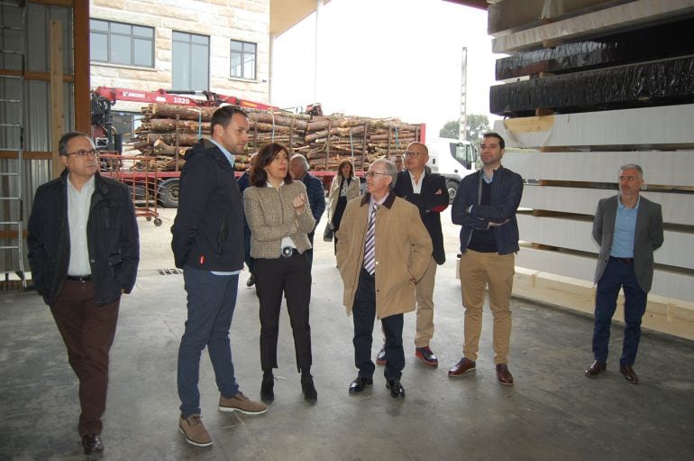 Rubén Estévez, de Maderas Ruben, amósalle á conselleira de Medio Rural, Ángeles Vázquez, as instalacións da empresa.