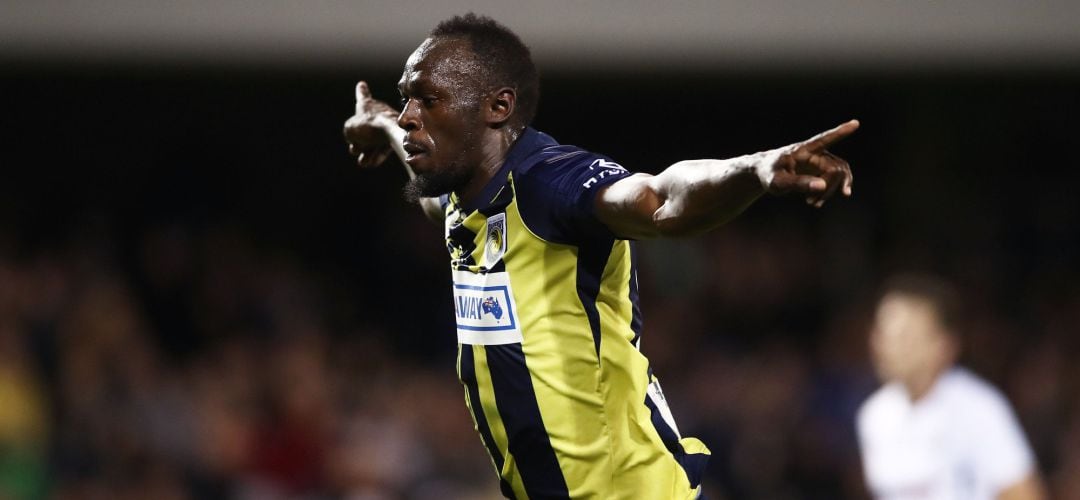 Usain Bolt celebra su primer gol como jugador de los Mariners de Australia